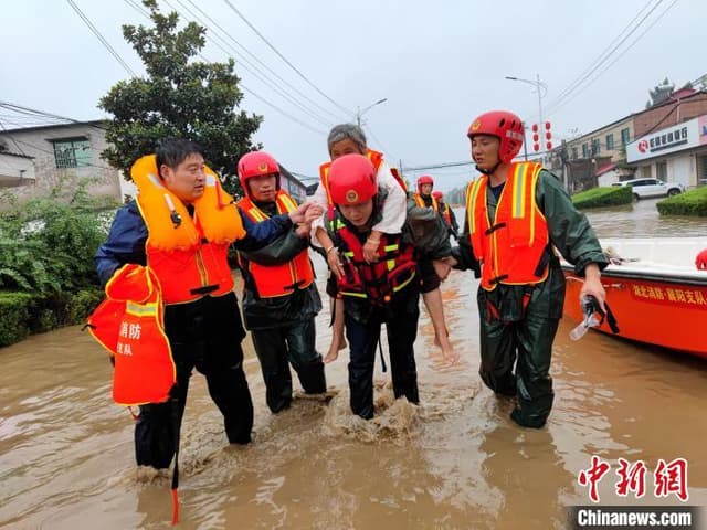 湖北襄阳各方力量驰援河南 转移群众超200人