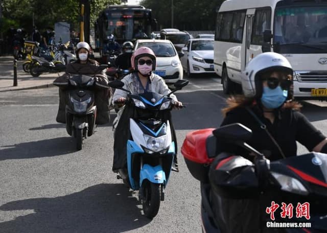 多地明确骑电动自行车须戴头盔 有城市免费赠送