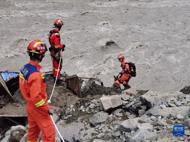 四川天全县山洪灾害致12人失联2人死亡