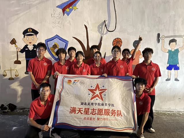 学子执笔绘文明墙 暑期彩绘扮靓社区街巷