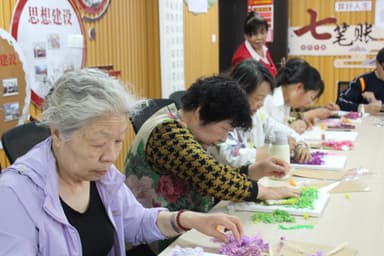 以花为礼 感恩母爱——宁夏银川市兴庆区银古路街道宝南社区开展母亲节干花相框手工活动