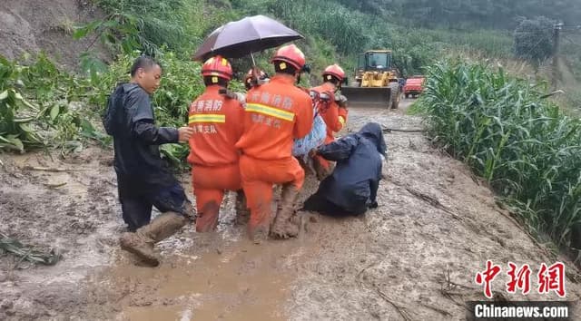 云南镇沅：暴雨引发泥石流 消防紧急转移被困人员