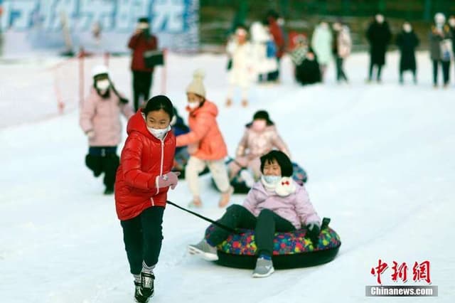 孩子们在北京玉渊潭公园开启快乐“冰雪假期”