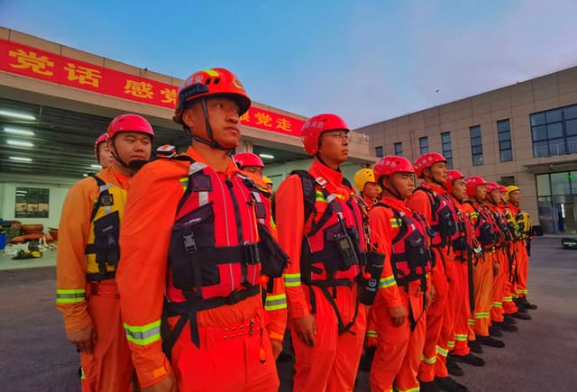 连夜集结！7省1800名消防指战员增援河南抢险救灾