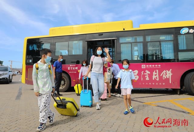 海南海口：首批健康管理驿站滞留旅客顺利离岛