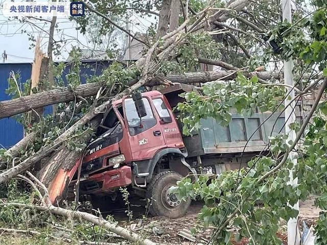 江苏徐州铜山区两镇遭遇大雨龙卷风袭击 已致12人受伤