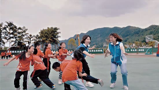 建造“大国重器”的年轻人来到蜀南山区——给苗乡孩子一份“美丽的礼物”