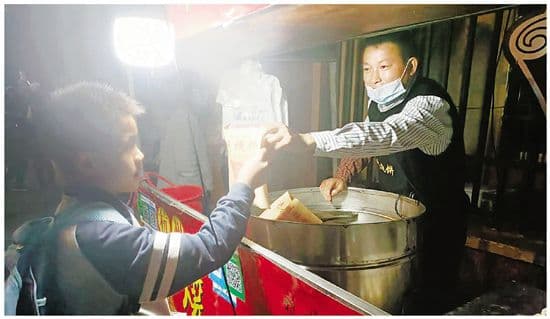 考满分换烧饼！烧饼摊老板说“分享喜悦比赚钱还开心”