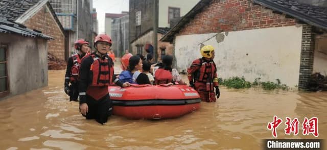 受台风“暹芭”影响 广西合浦数个村庄被淹