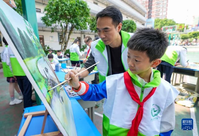 重庆九龙坡：画笔绘出绿色家园