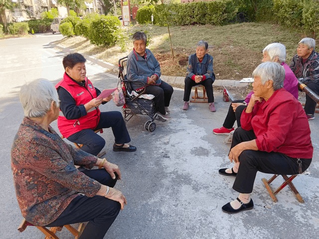 “五老”宣讲进小区 筑牢反诈“防护墙”——济阳区平安合伙人“五老”宣防队开展反诈护航宣传活动