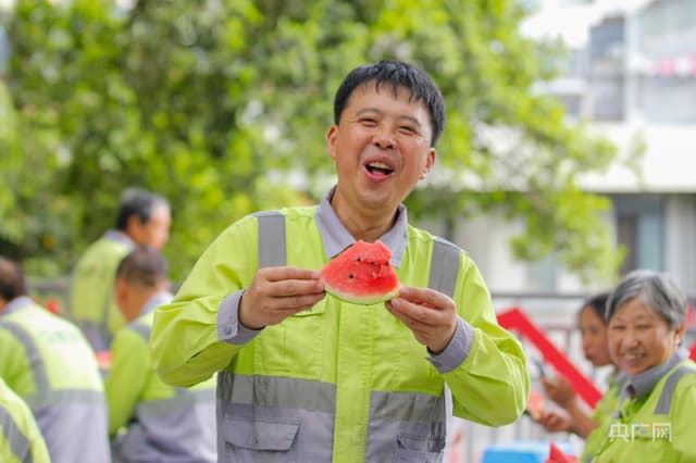 福建福州：炎热夏日为环卫工人送清凉