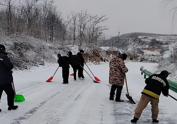 甘肃合水县太莪乡罗塬村:冰雪中挺立，为春运返程保驾护航