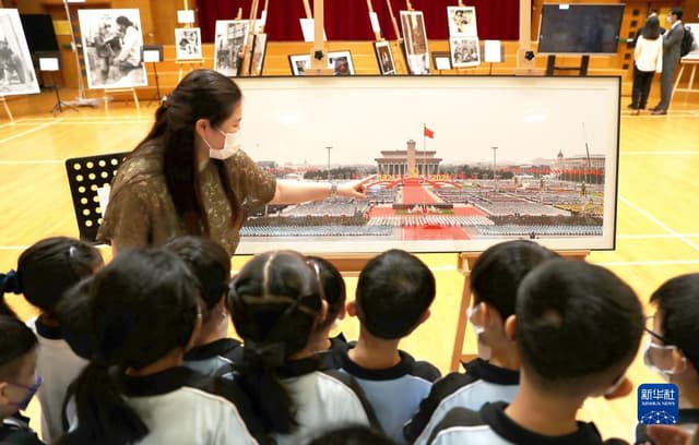 “让孩子们看到一本立体的中国近代史”——《国家相册》展览走进香港中小学校园