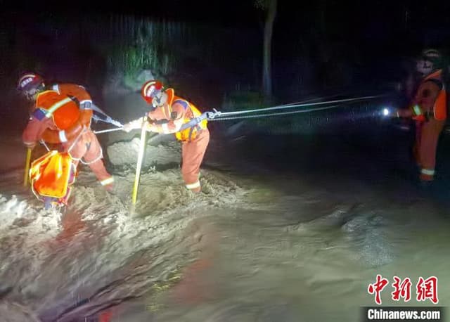 山西寿阳：河水暴涨村民被困 消防员雨夜出击