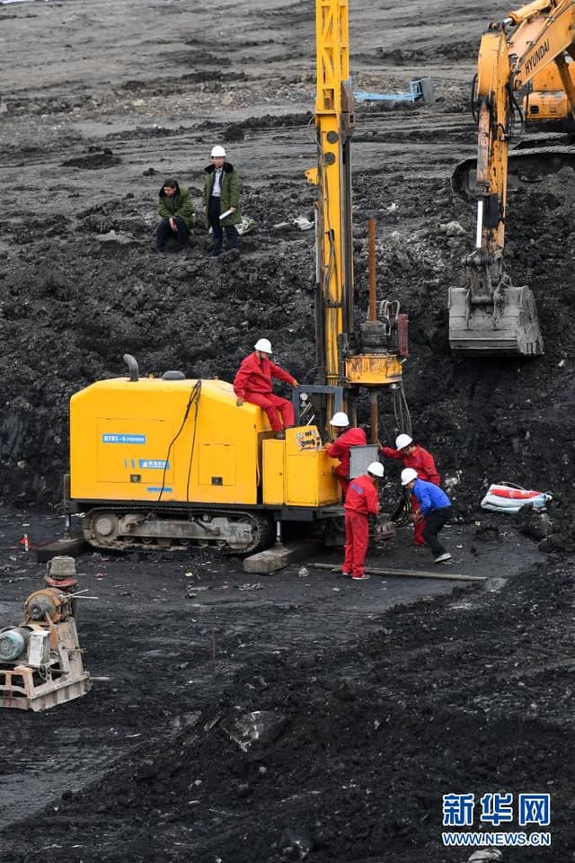 青海柴达尔煤矿事故现场超千人冒雨救援 目前尚有19人被困