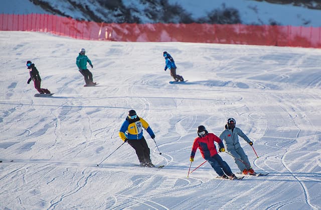 新疆阜康：假期尽享冰雪乐趣