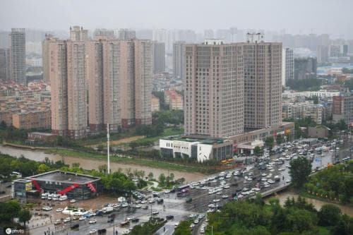 暴雨中，师生守卫校园温暖路人