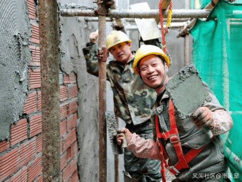 他在工地吃饭，1000多万人围观