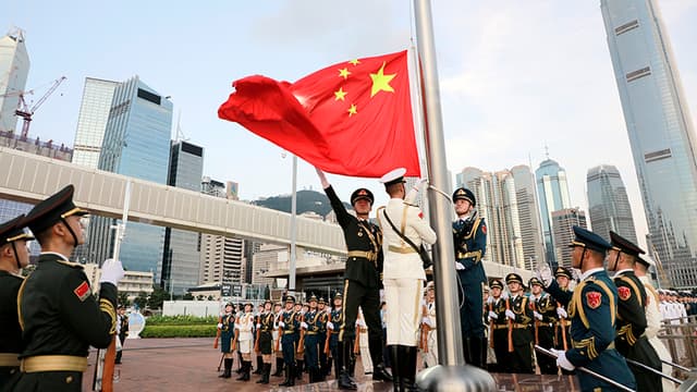 解放军驻港部队举行“八一”升国旗仪式