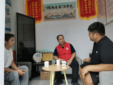 半盏清茶融邻里，网格温情解心结