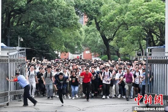 全国多地高考结束 考生考场外热烈庆祝