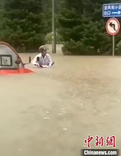 强降雨突袭山西：路人踩着齐腰深的雨水举步维艰