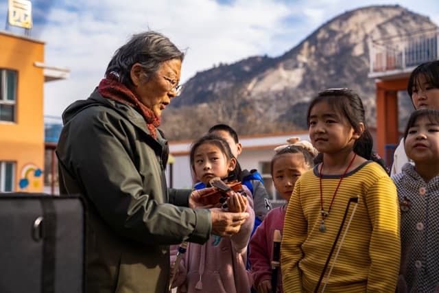 山里娃登上冬奥开幕式，背后有位可敬的老人