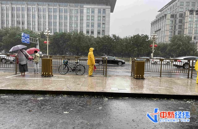 北京暴雨仍刷屏！31条公交线路停驶，两机场航班大面积取消