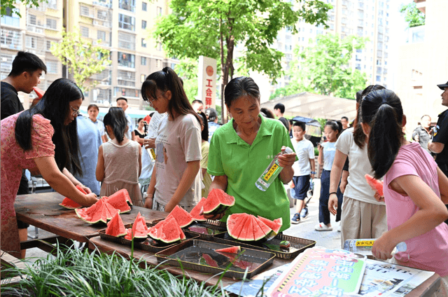 五社联动聚合力——长沙市雨花区托溪社区为户外工作者送清凉
