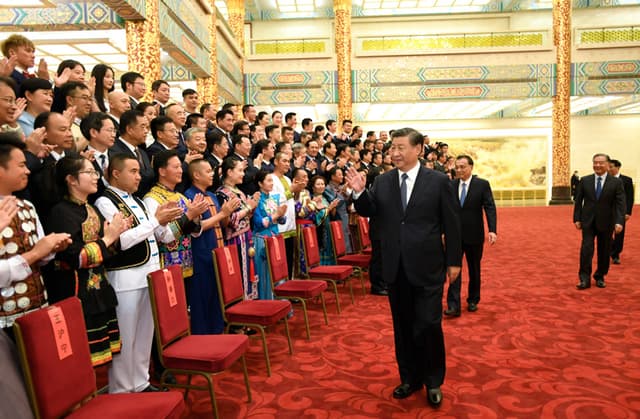 习近平等出席观看第六届全国少数民族文艺会演开幕式文艺晚会