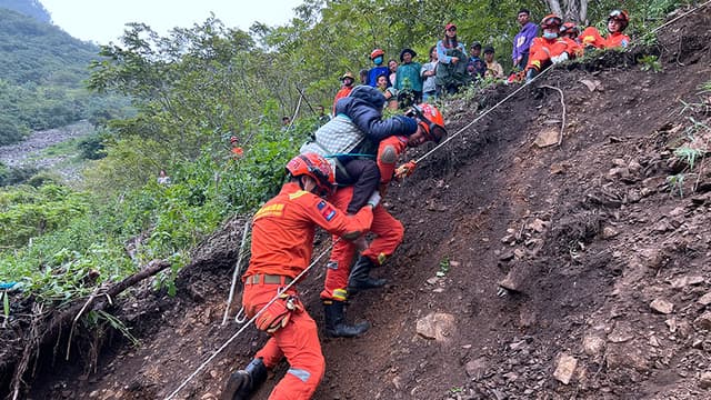 四川泸定：耗时6个多小时成功安全转移31名被困村民