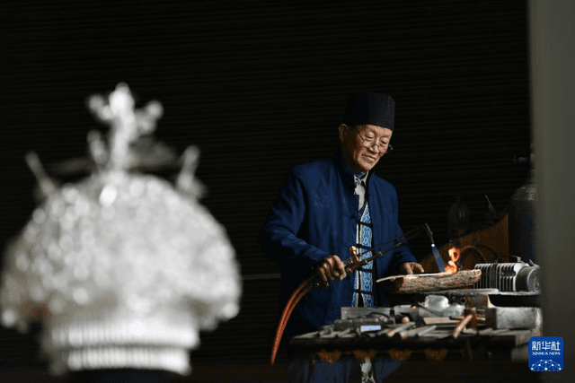 诗意中国丨棹女饰银钩，新妆下翠楼