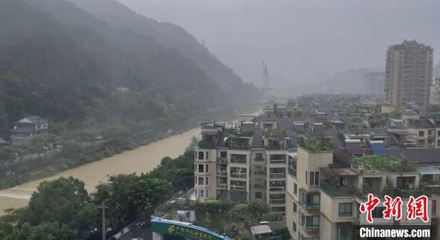 浙江现大范围暴雨 20小时内88个乡镇街道雨量超100毫米