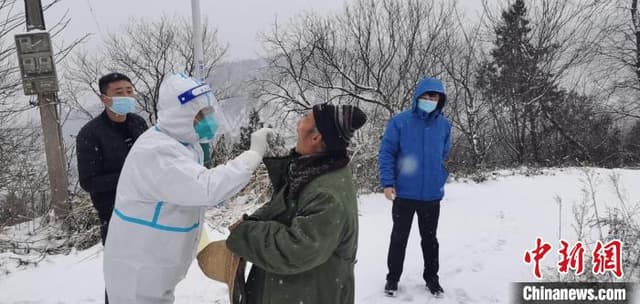 西安临潼：大山风雪中的核酸采样人