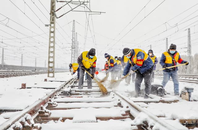 辽宁沈阳：昼夜除雪保铁路畅通