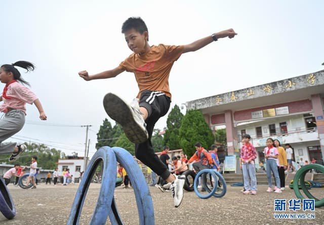 “胶圈游戏”玩起来：山村学校的大课间