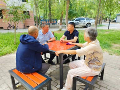 新疆兵团第八师一四四团自筹20万元 为老旧小区增设70套休闲座椅