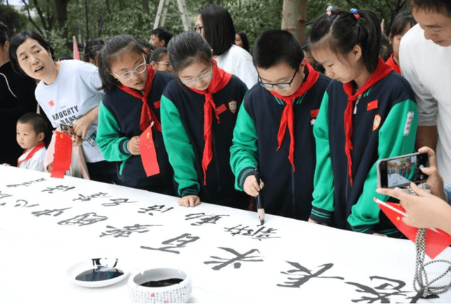 万年花城第二社区迎国庆75周年“中国心、中国梦、百米长卷庆华诞”签名活动信息