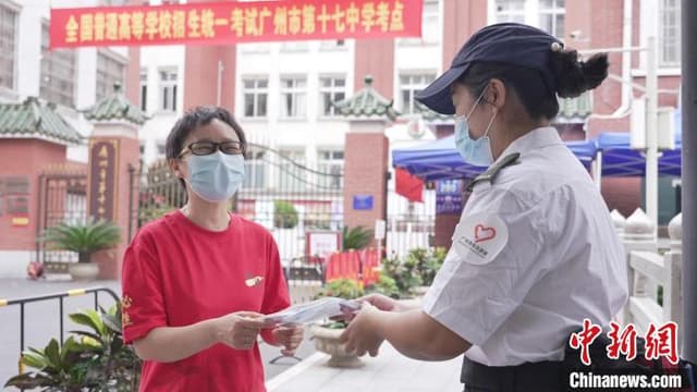 广州青年志愿者护航高考 为考生提供心理交通等帮助