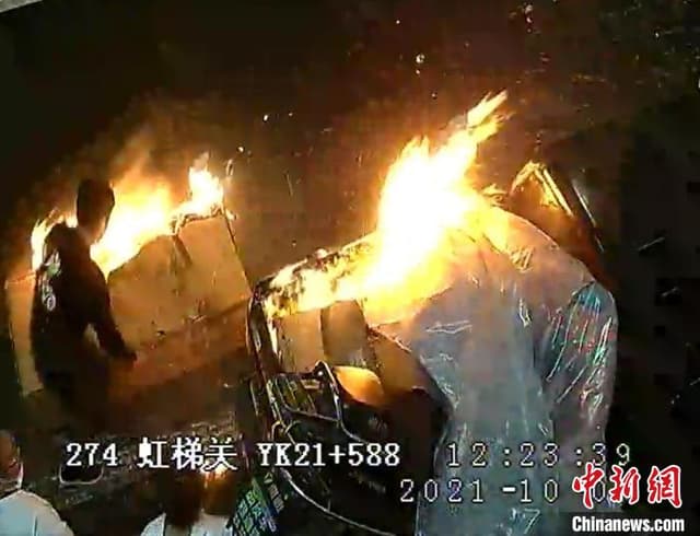 皮卡车隧道内起火 驾驶员“教科书式”自救被交警推荐