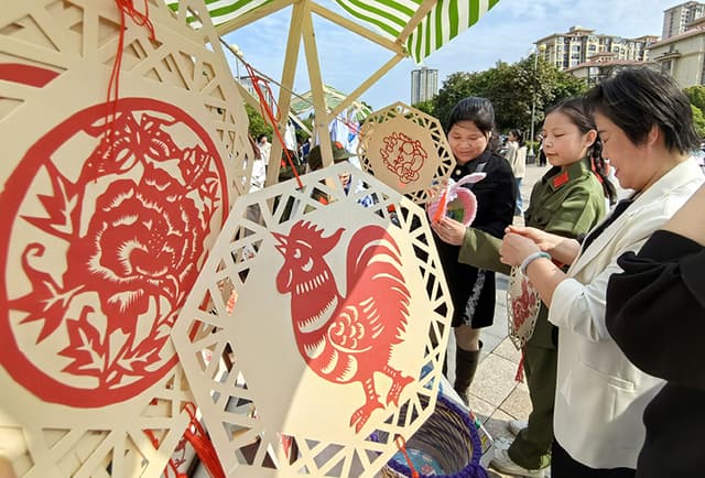 江西东乡：小小集市 大大爱心