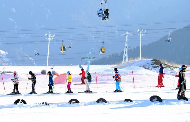 新疆乌鲁木齐：乐享冰雪迎冬奥