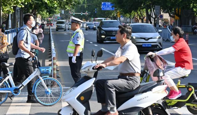 年轻人爱上骑摩托了，各地“禁限摩”会放松吗？