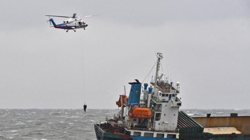 救助船、直升机长江口海空联动 救下12名遇险人员