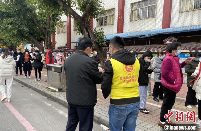 惠东教师志愿者投身抗疫一线 助力核酸检测