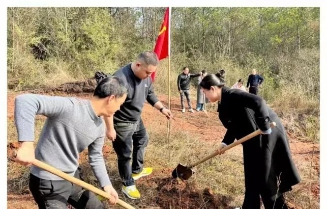 江西玉山县必姆镇开展三月学雷锋义务植树活动