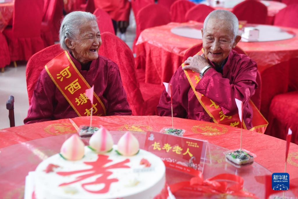 习近平：贯彻落实积极应对人口老龄化国家战略 让老年人共享改革发展成果安享幸福晚年