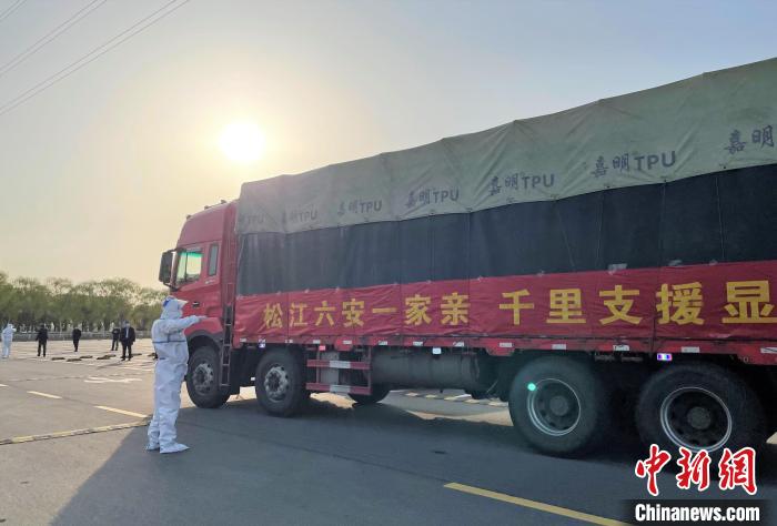 千里支援显真情 安徽六安捐赠的100余吨新鲜蔬菜抵沪