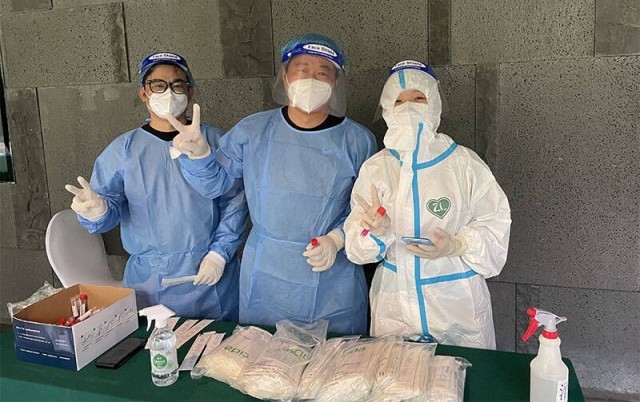上海两名滞留游客“变身”志愿者 助力三亚抗疫